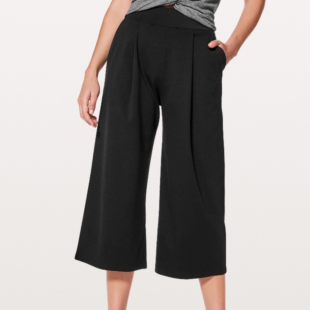 lululemon athletica Black Wide-Leg Cropped Capris